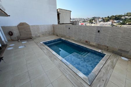 Casa à venda com 350m², 4 quartos e 2 vagas Casa à venda com 350m², 4 quartos e 2 vagasPiscina