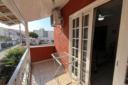 Casa à venda com 350m², 4 quartos e 2 vagas Casa à venda com 350m², 4 quartos e 2 vagasVaranda