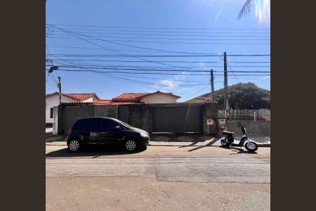 Casa à venda com 141m², 3 quartos e 4 vagas Casa à venda com 141m², 3 quartos e 4 vagasFachada