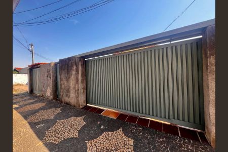 Casa à venda com 141m², 3 quartos e 4 vagas Casa à venda com 141m², 3 quartos e 4 vagasFachada