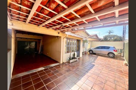 Casa à venda com 141m², 3 quartos e 4 vagas Casa à venda com 141m², 3 quartos e 4 vagasFachada da casa