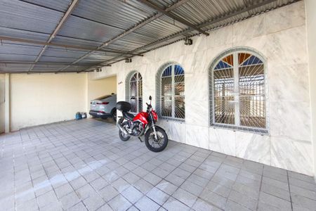 Casa à venda com 266m², 3 quartos e 3 vagas Casa à venda com 266m², 3 quartos e 3 vagasQuintal - Garagem