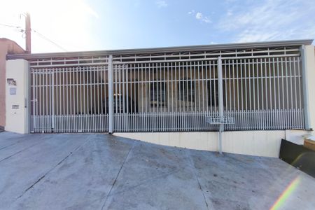 Casa à venda com 266m², 3 quartos e 3 vagas Casa à venda com 266m², 3 quartos e 3 vagasFachada