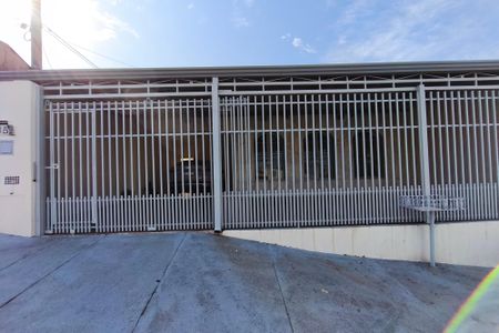 Casa à venda com 266m², 3 quartos e 3 vagas Casa à venda com 266m², 3 quartos e 3 vagasFachada