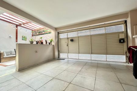 Casa à venda com 140m², 4 quartos e 1 vaga Casa à venda com 140m², 4 quartos e 1 vagaGaragem