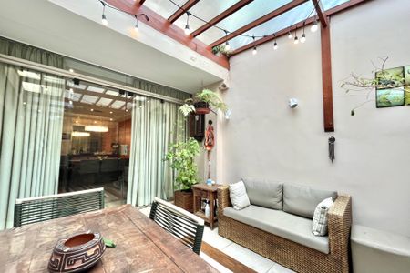 Casa à venda com 140m², 4 quartos e 1 vaga Casa à venda com 140m², 4 quartos e 1 vagaÁrea externa