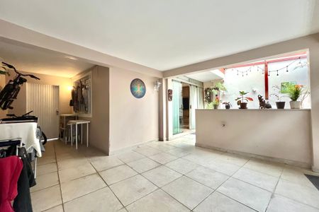 Casa à venda com 140m², 4 quartos e 1 vaga Casa à venda com 140m², 4 quartos e 1 vagaGaragem