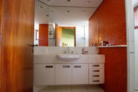 Casa para alugar com 800m², 4 quartos e 5 vagasBanheiro 4