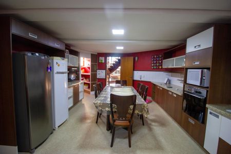 Casa para alugar com 800m², 4 quartos e 5 vagasCozinha