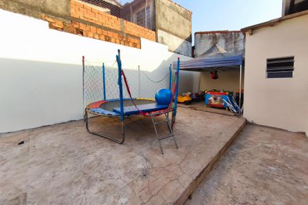 Casa à venda com 100m², 2 quartos e 2 vagas Casa à venda com 100m², 2 quartos e 2 vagasQuintal