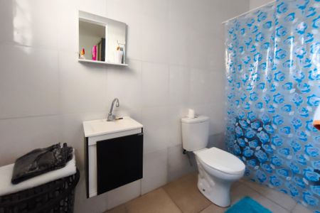 Casa à venda com 100m², 2 quartos e 2 vagas Casa à venda com 100m², 2 quartos e 2 vagasBanheiro da Suíte