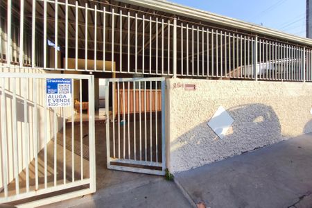 Casa à venda com 100m², 2 quartos e 2 vagas Casa à venda com 100m², 2 quartos e 2 vagasFachada