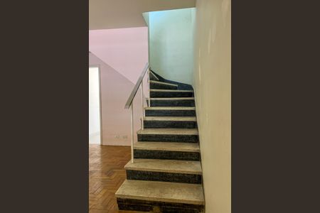 Casa à venda com 135m², 2 quartos e 2 vagas Casa à venda com 135m², 2 quartos e 2 vagasEscada