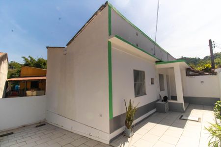 Casa à venda com 100m², 3 quartos e 3 vagas Casa à venda com 100m², 3 quartos e 3 vagasFachada