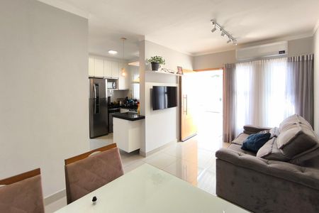 Casa à venda com 112m², 3 quartos e 2 vagas Casa à venda com 112m², 3 quartos e 2 vagasSala