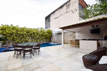 Casa de condomínio à venda com 1000m², 4 quartos e 2 vagasPiscina