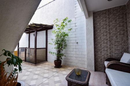 Casa de condomínio à venda com 1000m², 4 quartos e 2 vagasQuintal