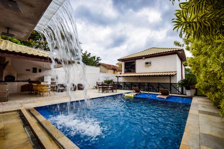 Casa de condomínio à venda com 1000m², 4 quartos e 2 vagasPiscina