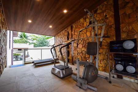 Casa de condomínio à venda com 1000m², 4 quartos e 2 vagasAcademia