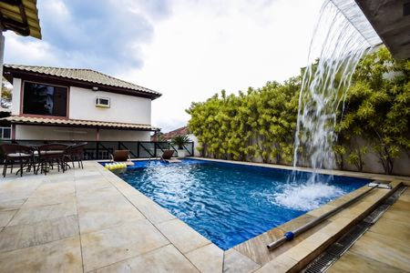 Casa de condomínio à venda com 1000m², 4 quartos e 2 vagasPiscina