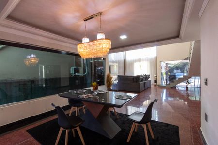 Casa de condomínio para alugar com 400m², 4 quartos e 5 vagas Casa de condomínio para alugar com 400m², 4 quartos e 5 vagasSala de jantar