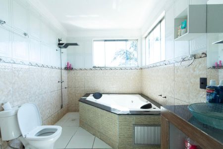 Banheiro da Suíte de casa de condomínio para alugar com 4 quartos, 400m² em Jardim Novo Horizonte, Sorocaba