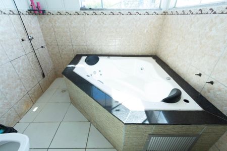 Casa de condomínio para alugar com 400m², 4 quartos e 5 vagas Casa de condomínio para alugar com 400m², 4 quartos e 5 vagasBanheiro da Suíte