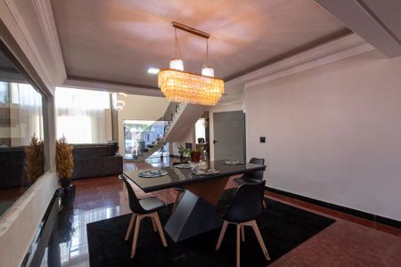 Casa de condomínio para alugar com 400m², 4 quartos e 5 vagas Casa de condomínio para alugar com 400m², 4 quartos e 5 vagasSala de jantar