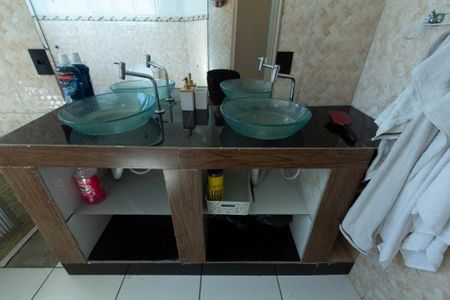 Casa de condomínio para alugar com 400m², 4 quartos e 5 vagas Casa de condomínio para alugar com 400m², 4 quartos e 5 vagasBanheiro da Suíte