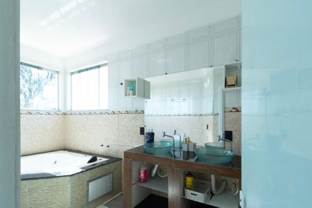 Casa de condomínio para alugar com 400m², 4 quartos e 5 vagas Casa de condomínio para alugar com 400m², 4 quartos e 5 vagasBanheiro da Suíte
