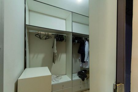 Casa de condomínio para alugar com 400m², 4 quartos e 5 vagas Casa de condomínio para alugar com 400m², 4 quartos e 5 vagasCloset da Suíte