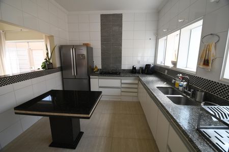 Casa à venda com 390m², 4 quartos e 4 vagasCozinha