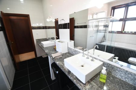 Casa à venda com 390m², 4 quartos e 4 vagasBanheiro da Suíte 3