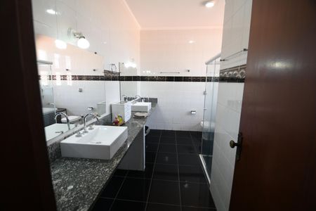 Casa à venda com 390m², 4 quartos e 4 vagasBanheiro da Suíte 3