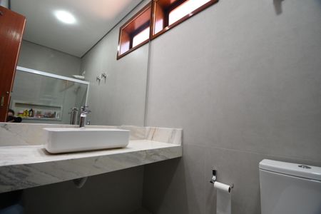 Casa à venda com 390m², 4 quartos e 4 vagasBanheiro da Suíte 2