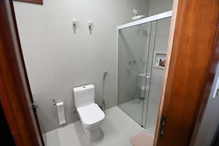 Casa à venda com 390m², 4 quartos e 4 vagasBanheiro da Suíte 2