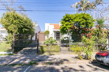 Casa à venda com 310m², 3 quartos e 4 vagas Casa à venda com 310m², 3 quartos e 4 vagasFachada