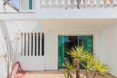 Casa à venda com 140m², 3 quartos e 2 vagas Casa à venda com 140m², 3 quartos e 2 vagasVaranda