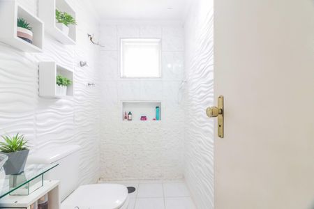 Casa à venda com 140m², 3 quartos e 2 vagas Casa à venda com 140m², 3 quartos e 2 vagasBanheiro