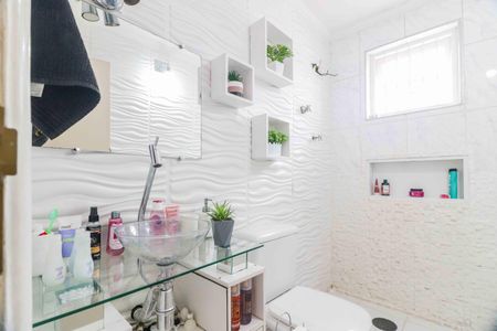 Casa à venda com 140m², 3 quartos e 2 vagas Casa à venda com 140m², 3 quartos e 2 vagasBanheiro