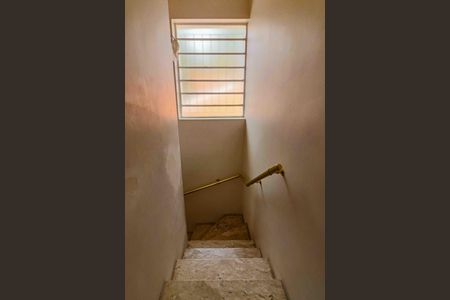 Casa à venda com 140m², 3 quartos e 2 vagas Casa à venda com 140m², 3 quartos e 2 vagasEscadas