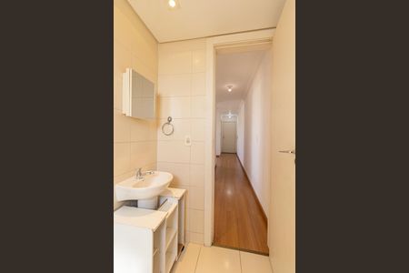 Banheiro Social de apartamento para alugar com 2 quartos, 50m² em Novo Mundo, Curitiba