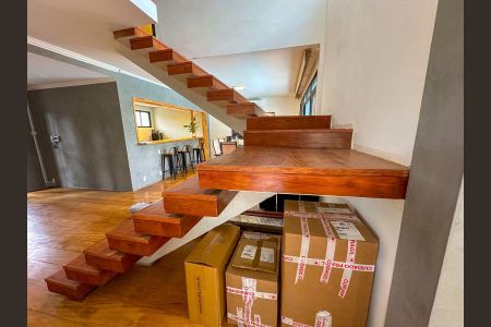 Casa para alugar com 891m², 5 quartos e 6 vagas Casa para alugar com 891m², 5 quartos e 6 vagasEscada