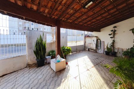 Casa à venda com 150m², 4 quartos e 3 vagas Casa à venda com 150m², 4 quartos e 3 vagasQuintal - Garagem