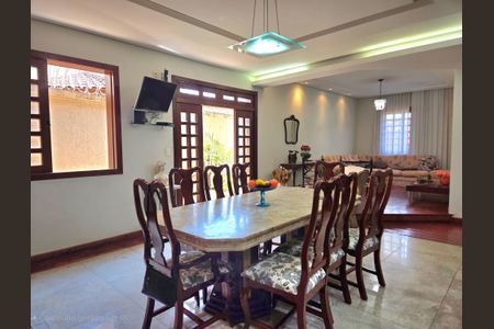 Casa à venda com 260m², 4 quartos e 4 vagas