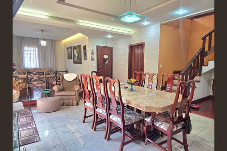 Casa à venda com 260m², 4 quartos e 4 vagas