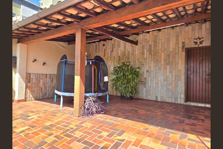 Casa à venda com 260m², 4 quartos e 4 vagas