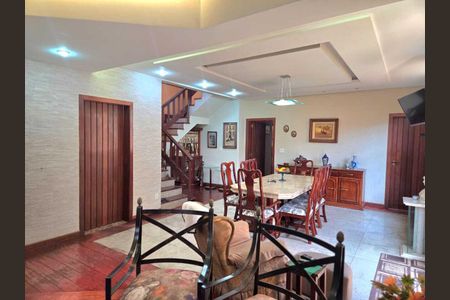 Casa à venda com 260m², 4 quartos e 4 vagas