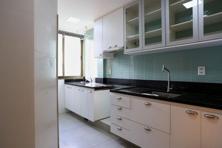 Apartamento à venda com 80m², 3 quartos e 2 vagas Apartamento à venda com 80m², 3 quartos e 2 vagasCozinha e Área de Serviço