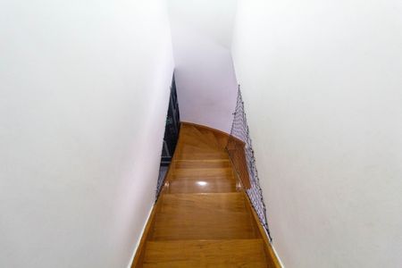 Casa à venda com 100m², 2 quartos e 2 vagasEscada